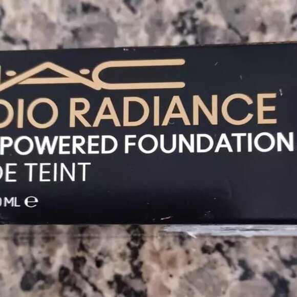 Mac Studio Radiance Serum-Powdered Foundation NC 65 New In Box - Picture 3 of 4